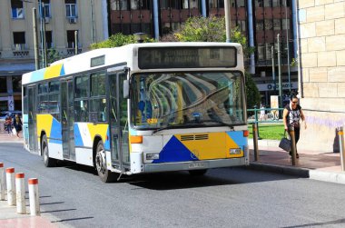 Atina 'nın merkezindeki bir sokakta otobüs - Atina, Yunanistan, 9 Ekim 2020.