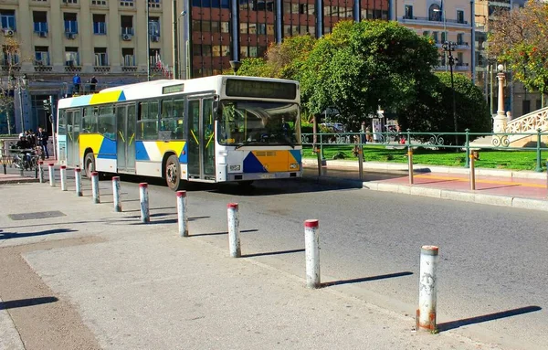 Autobús Una Calle Centro Atenas Atenas Grecia Febrero 2020 — Foto de Stock