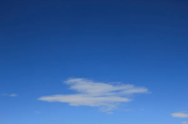 青空に白い雲背景 — ストック写真