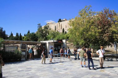Atina, Yunanistan, 9 Ekim 2020 - Akropolis Tepesi 'nin yamaçlarındaki Dionysus Tiyatrosu arkeoloji sahasına girmek için bilet alan insanlar.