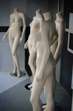 Atina 'nın ticaret merkezindeki boş giyim mağazasının vitrininde sergilenen oyuncak bebekler - Atina, Yunanistan, 9 Ekim 2020.