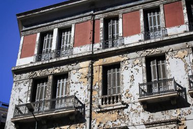 Atina, Yunanistan 'ın merkezinde, 9 Ekim 2020' de kapalı panjurları ve yıpranmış duvarı olan eski bir bina..