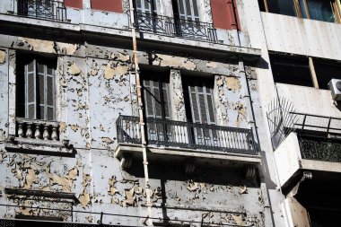Atina, Yunanistan 'ın merkezinde, 9 Ekim 2020' de kapalı panjurları ve yıpranmış duvarı olan eski bir bina..