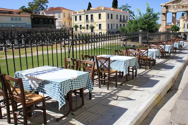 希腊雅典 2020年10月9日 Plaka旅游区一家传统餐馆的空椅子和空桌子 — 图库照片