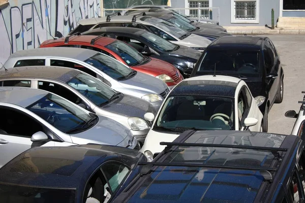 9 Ekim 2020 'de Atina, Yunanistan' da bir otoparkta arabalar.