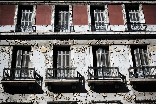 Antiguo Edificio Con Persianas Cerradas Pared Erosionada Centro Atenas Grecia — Foto de Stock