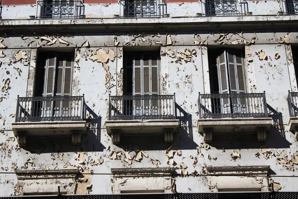 Antiguo Edificio Con Persianas Cerradas Pared Erosionada Centro Atenas Grecia — Foto de Stock