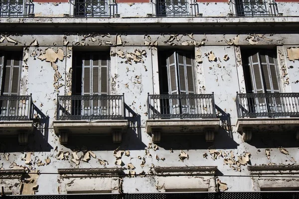 Antiguo Edificio Con Persianas Cerradas Pared Erosionada Centro Atenas Grecia — Foto de Stock