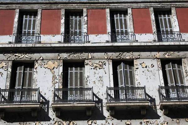 Antiguo Edificio Con Persianas Cerradas Pared Erosionada Centro Atenas Grecia — Foto de Stock