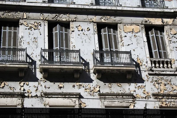 Antiguo Edificio Con Persianas Cerradas Pared Erosionada Centro Atenas Grecia — Foto de Stock