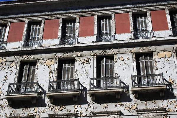 Antiguo Edificio Con Persianas Cerradas Pared Erosionada Centro Atenas Grecia — Foto de Stock