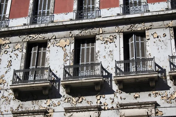 Antiguo Edificio Con Persianas Cerradas Pared Erosionada Centro Atenas Grecia — Foto de Stock