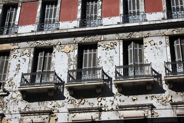 Antiguo Edificio Con Persianas Cerradas Pared Erosionada Centro Atenas Grecia — Foto de Stock