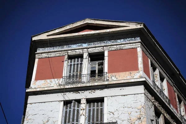 Stary Budynek Zamkniętymi Żaluzjami Ścianą Zachmurzoną Centrum Aten Grecja Października — Zdjęcie stockowe