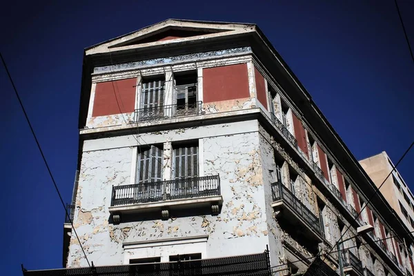 Stary Budynek Zamkniętymi Żaluzjami Ścianą Zachmurzoną Centrum Aten Grecja Października — Zdjęcie stockowe