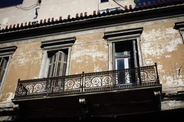 9 Ekim 2020 'de Atina, Yunanistan merkezindeki eski ve terk edilmiş bir binanın balkonunda..