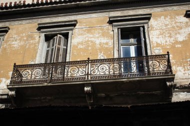 9 Ekim 2020 'de Atina, Yunanistan merkezindeki eski ve terk edilmiş bir binanın balkonunda..