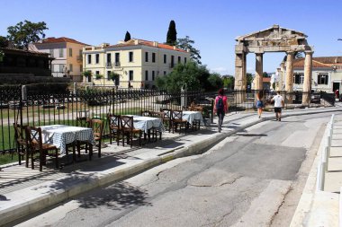 9 Ekim 2020 'de Atina, Yunanistan' ın Plaka kentindeki geleneksel bir restoranın boş sandalye ve masaları.