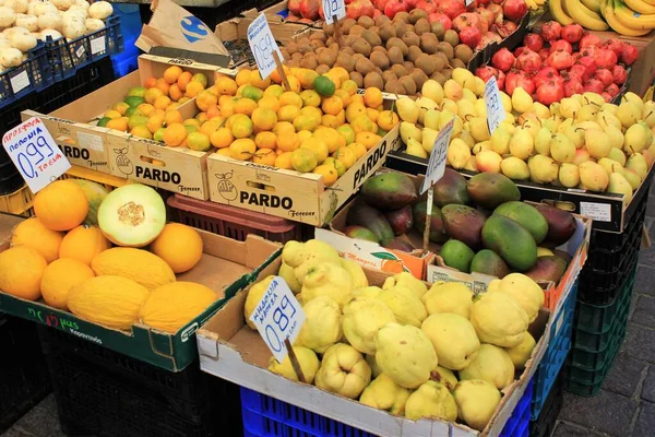 Grönsaker Och Frukt Till Salu Gatumarknaden Aten Grekland Oktober 2020 — Stockfoto