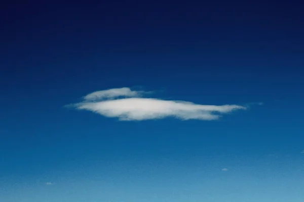 真っ青な空の白い雲背景 — ストック写真