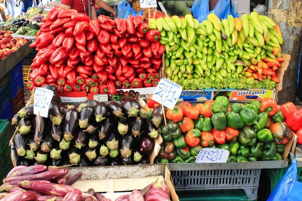 그리스 아테네의 시장에서 판매되는 채소와 2020 — 스톡 사진