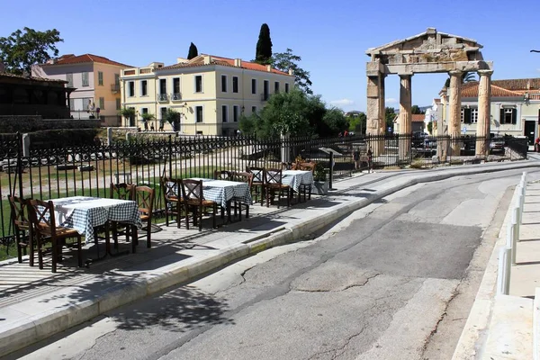 Sillas Mesas Vacías Restaurante Tradicional Distrito Turístico Plaka Atenas Grecia — Foto de Stock