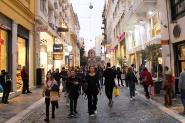Atina 'nın en ticari caddesi olan kalabalık Ermou Caddesi - Atina, Yunanistan, 28 Kasım 2019.