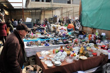 Yunanistan 'ın Atina kentindeki sokak pazarında satılık ikinci el ürünler, 5 Ocak 2020.