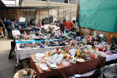 Yunanistan 'ın Atina kentindeki sokak pazarında satılık ikinci el ürünler, 5 Ocak 2020.