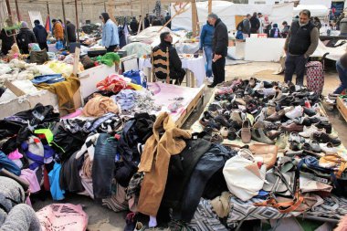 Yunanistan 'ın Atina kentindeki sokak pazarında satılık ikinci el ürünler, 5 Ocak 2020.