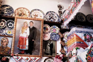 Yunanistan, Karpathos Adası, Olympos Köyü, 15 Ağustos 2008 - Yerel bir müzede dekoratif vintage ürünler.