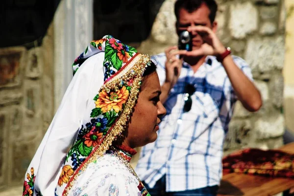 Una Mujer Vestida Con Traje Tradicional Pueblo Olímpico Isla Karpathos — Foto de Stock