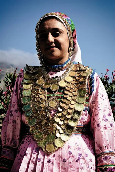 Una Mujer Vestida Con Traje Tradicional Pueblo Olímpico Isla Karpathos — Foto de Stock