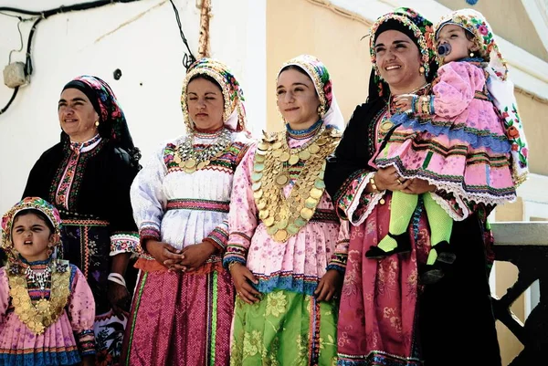 Mujeres Vestidas Con Trajes Tradicionales Pueblo Olímpico Isla Karpathos Grecia — Foto de Stock