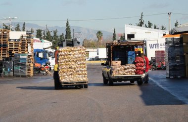 22 Kasım 2019 'da Atina, Yunanistan' daki Renti merkez pazarında kamyonlara patates yükleme.