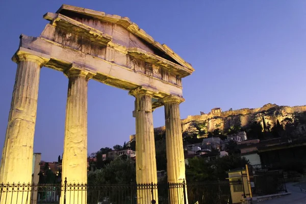 2019年5月29日希腊雅典 以雅典卫城山为背景的Plaka街区罗马Agora遗址 — 图库照片