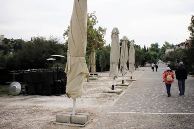 Yunanistan, Atina, 3 Kasım 2020 - Covid-19 kapatma duyurusundan sonra boş kafeterya şemsiyeleri.