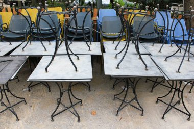 Yunanistan, Atina, 3 Kasım 2020 - Covid-19 tecrit duyurusu sonrasında Akropolis tepesi yakınlarındaki kapalı kafe restoranının önünde yığılmış sandalyeler, masalar ve diğer mobilyalar.