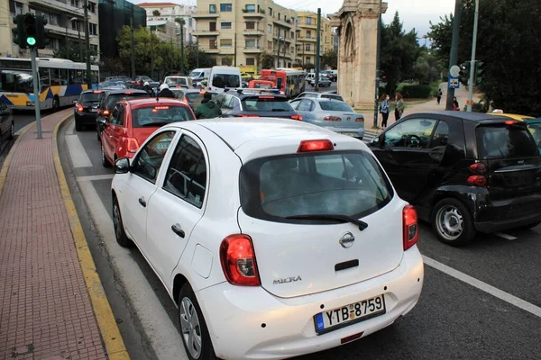 コヴィド19の発生のために 2020年11月7日から30日までギリシャでの2回目の閉鎖の発表後のアテネの通りでの重い交通 ギリシャ 2020年11月6日アテネ — ストック写真