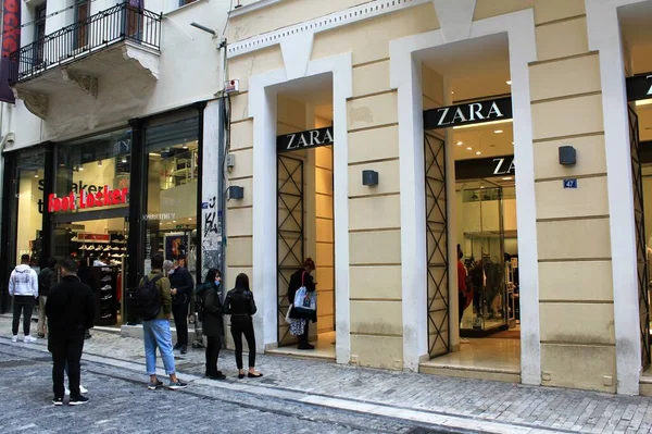 Clientes Fazem Fila Para Entrar Lojas Roupas Centro Atenas Após — Fotografia de Stock