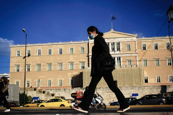 Menschen Laufen Zentrum Von Athen Nach Der Ankündigung Einer Zweiten — Stockfoto