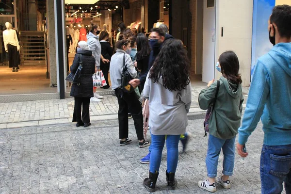 Kunden Stehen Schlange Bekleidungsgeschäfte Zentrum Von Athen Gelangen Nachdem Eine — Stockfoto
