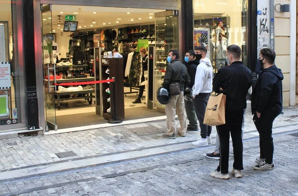 Clientes Fazem Fila Para Entrar Lojas Roupas Centro Atenas Após — Fotografia de Stock