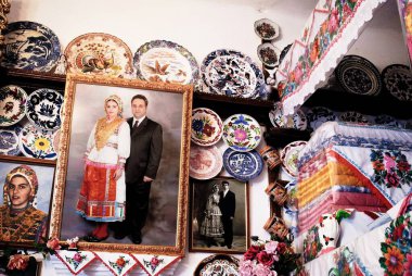 Yunanistan, Karpathos Adası, Olympos Köyü, 15 Ağustos 2008 - Yerel bir müzede dekoratif vintage ürünler.