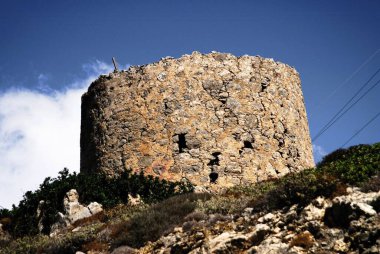 Yunanistan 'ın Karpathos adasındaki Olimpos köyündeki eski geleneksel yel değirmeninin kalıntıları.