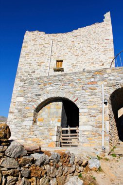Yunanistan 'ın güneydoğusundaki Laconia, Moreloponnese bölgesinde Vathia Ortaçağ köyünde taş kule.