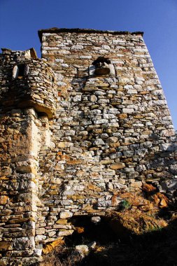 Yunanistan 'ın güneydoğusundaki Laconia, Moreloponnese bölgesinde Vathia Ortaçağ köyünde taş kule.