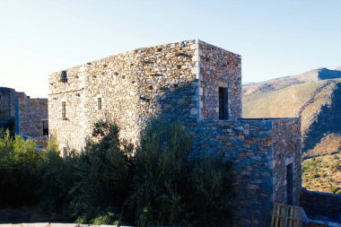 Yunanistan 'ın güneydoğusundaki Laconia, Moreloponnese bölgesindeki Vathia Ortaçağ köyündeki taş ev.