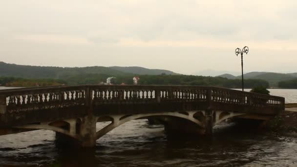 Puente sobre el río, Asia — Vídeo de stock