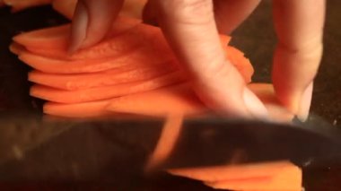 Havuç hasat ve bir bıçak ile kesmek